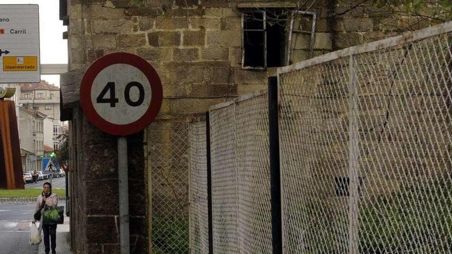 Vista del exterior de una vivienda antigua y sin rehabilitar en un concello gallego.