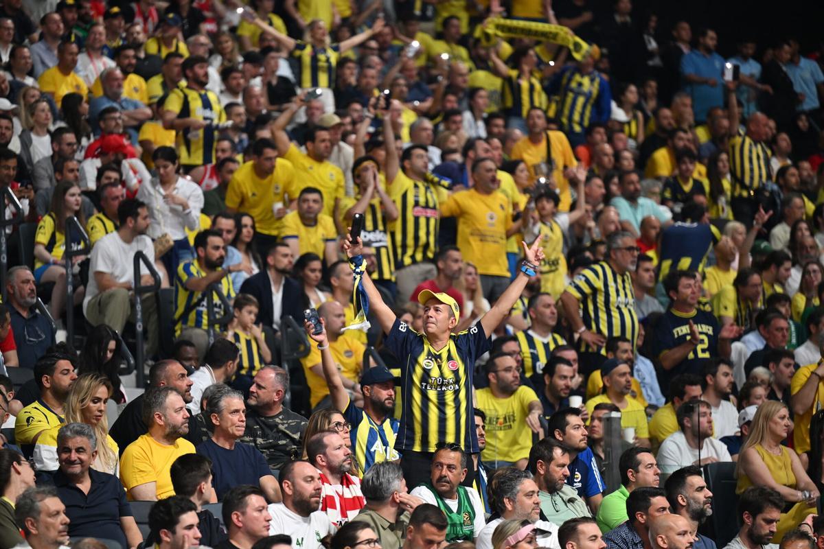 La afición del Fenerbahce fue mayoría en Abu Dabi.