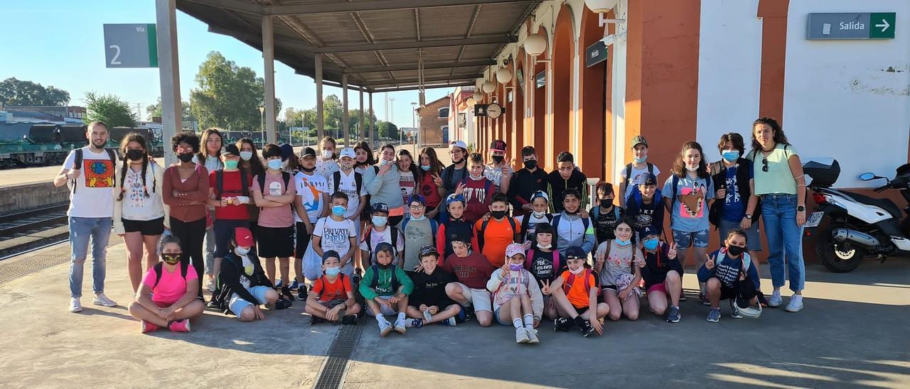 Foto de familia para el recuerdo en la estación de Zafra.