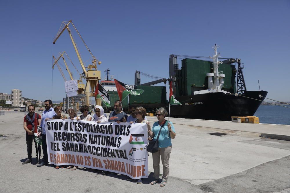 Protesta por la llegada del barco con arena del Sáhara