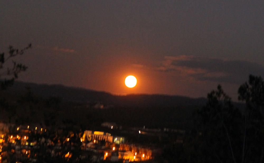 La Superlluna vista des de Sant Fruitós de Bages.