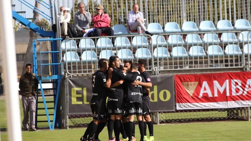 Los jugadores del Atlético Baleares celebran uno de los dos goles marcados al Deportivo Aragón.