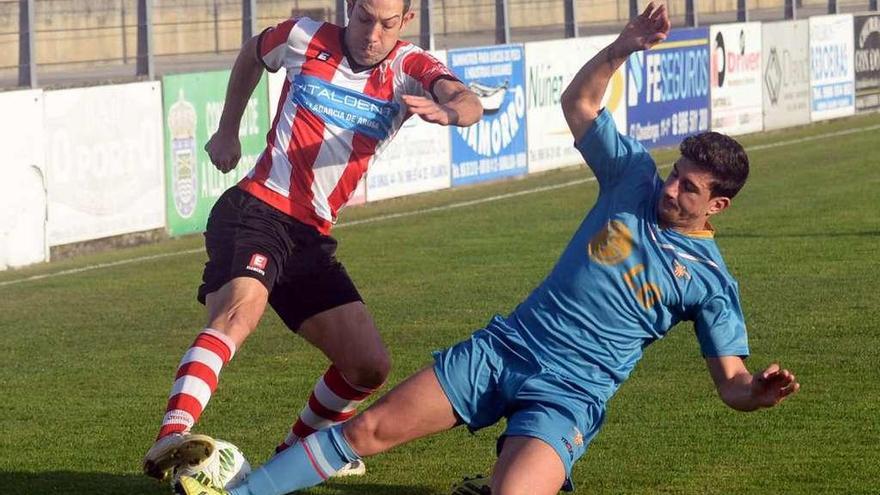 Un jugador del Alondras trata de cortar el avance de un rival. // Noé Parga