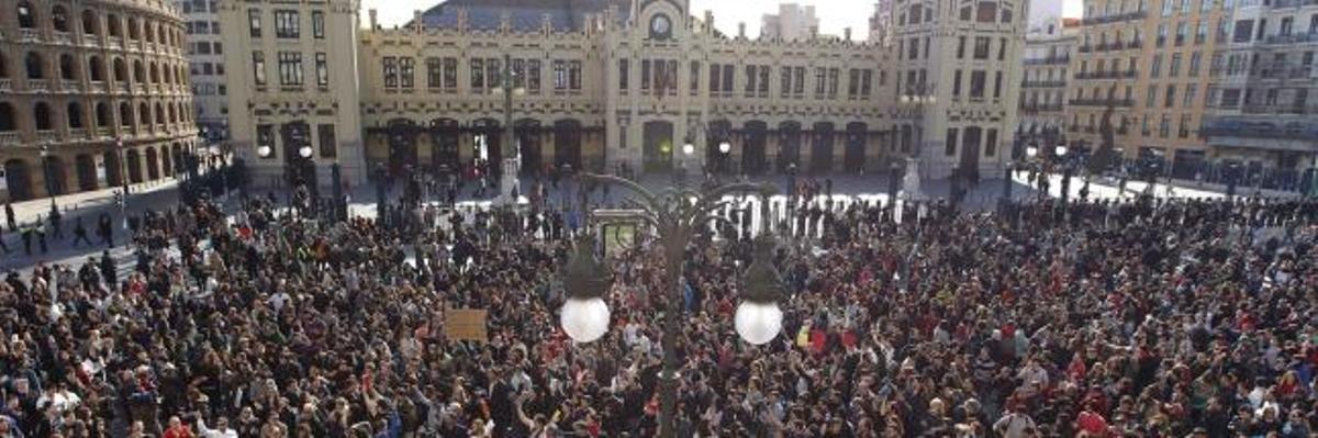 Miles de personas paralizan el centro en una jornada sin policía y sin incidentes