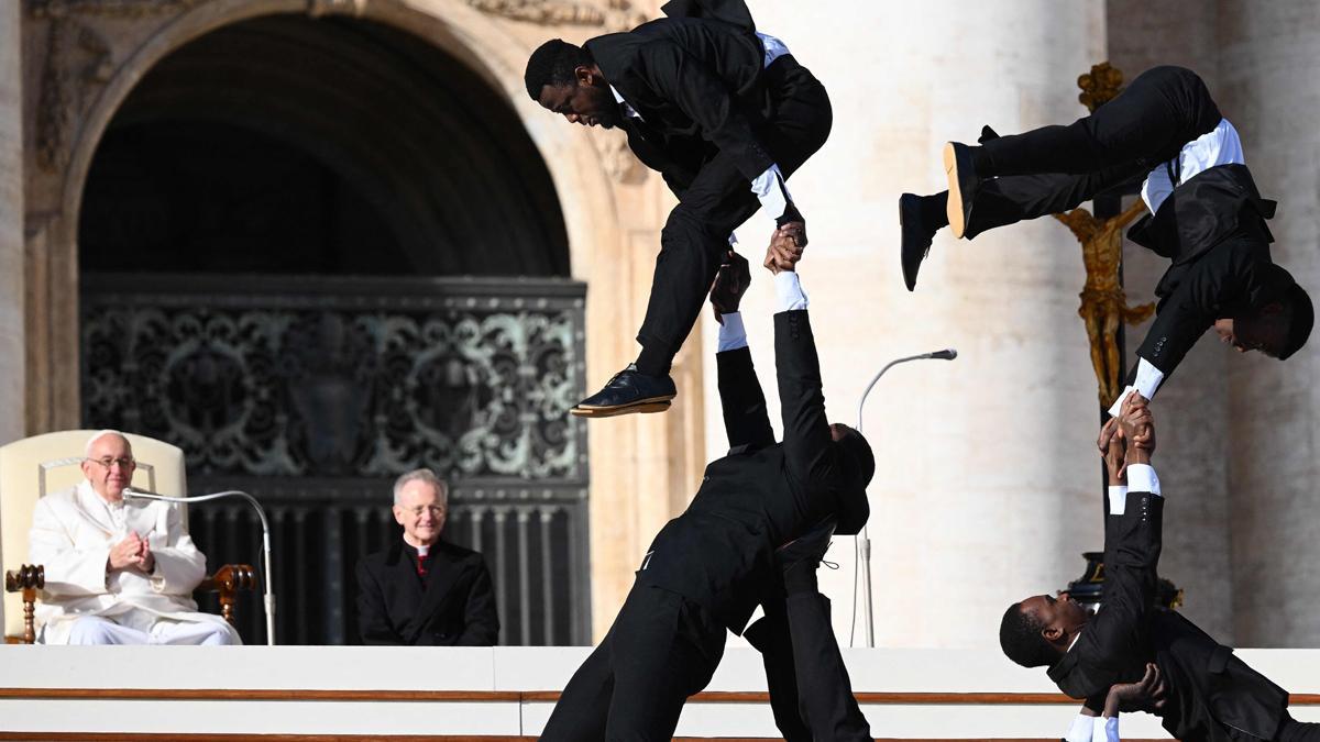 Un circo de Kenia actúa para el papa Francisco