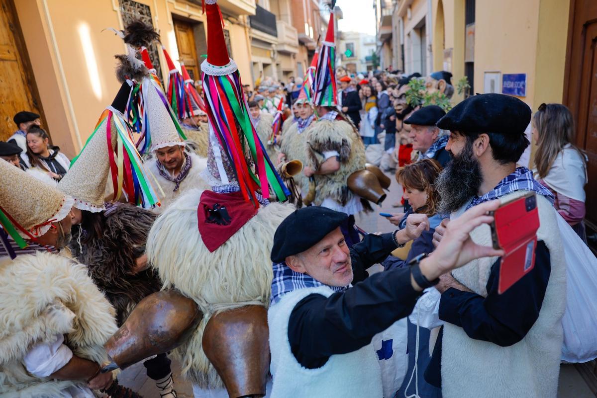 Pastores y figuras de la mitología vasca han recorrido las calles de Massanassa.