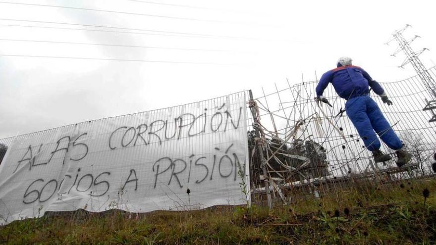 Una pancarta colocada por los trabajadores de Alas Aluminium durante el periodo en el que realizaron protestas con motivo de los despidos masivos en la fábrica langreana.