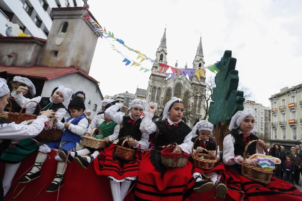 Desfile de carrozas del Día del Bollo de Avilés