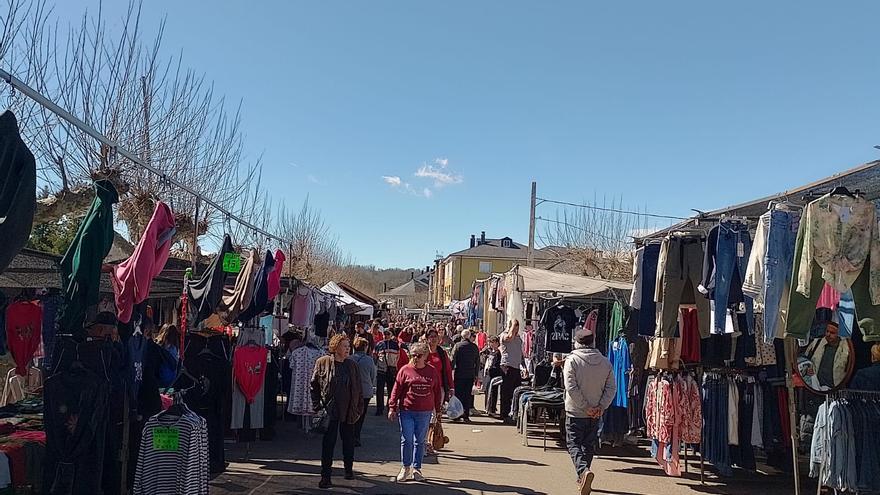 El Puente de Sanabria se llena con el mercadillo y las fiestas de Pascua