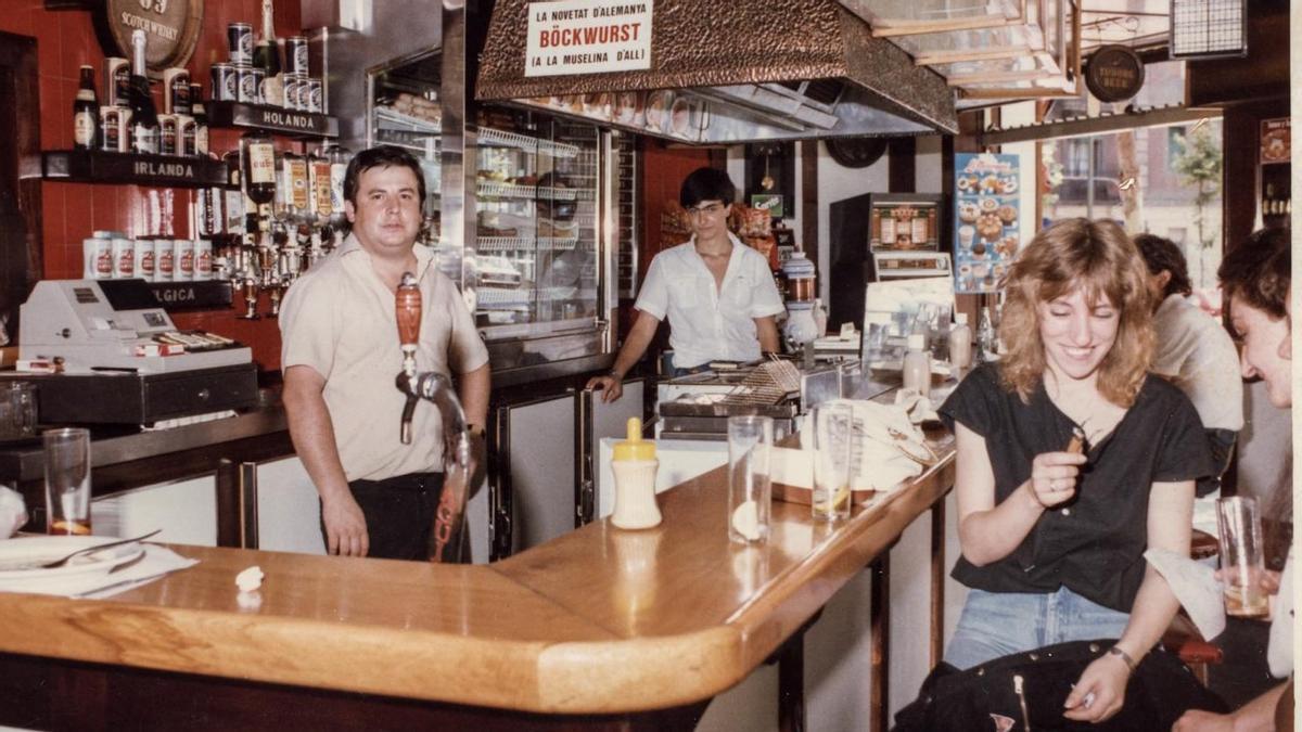 Manolo Berja, a la izquierda, tars la barra de El Pibe.