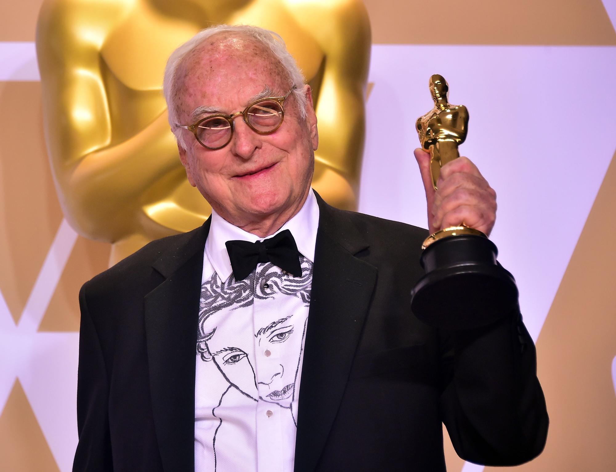 El director de cine James Ivory con su Oscar por el guion de 'Call me by your name'.