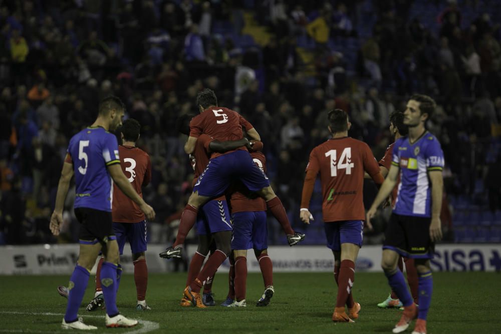 Dos errores del meta gaditano condenan al Hércules en su mejor partido de la temporada.