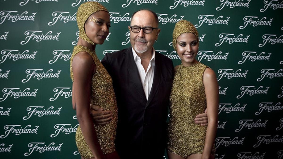 Bigas Luna, con dos 'burbujas' de Freixenet durante la presentación de la campaña de Navidad del 2012