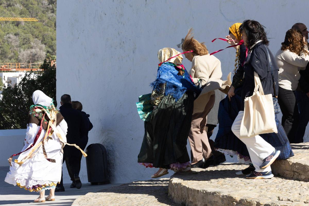 Payesas luchando contra el viento para bajar del Puig de Missa