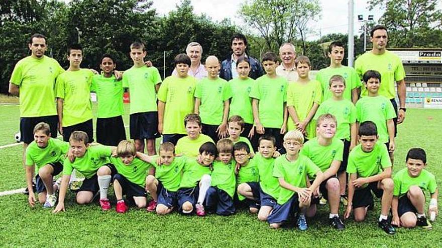 Los niños participantes en el campus del Cánicas, junto a Javi Venta, Ramón Hevia, José Antonio Fernández, Jairo Pérez y Miguel Ruenes.