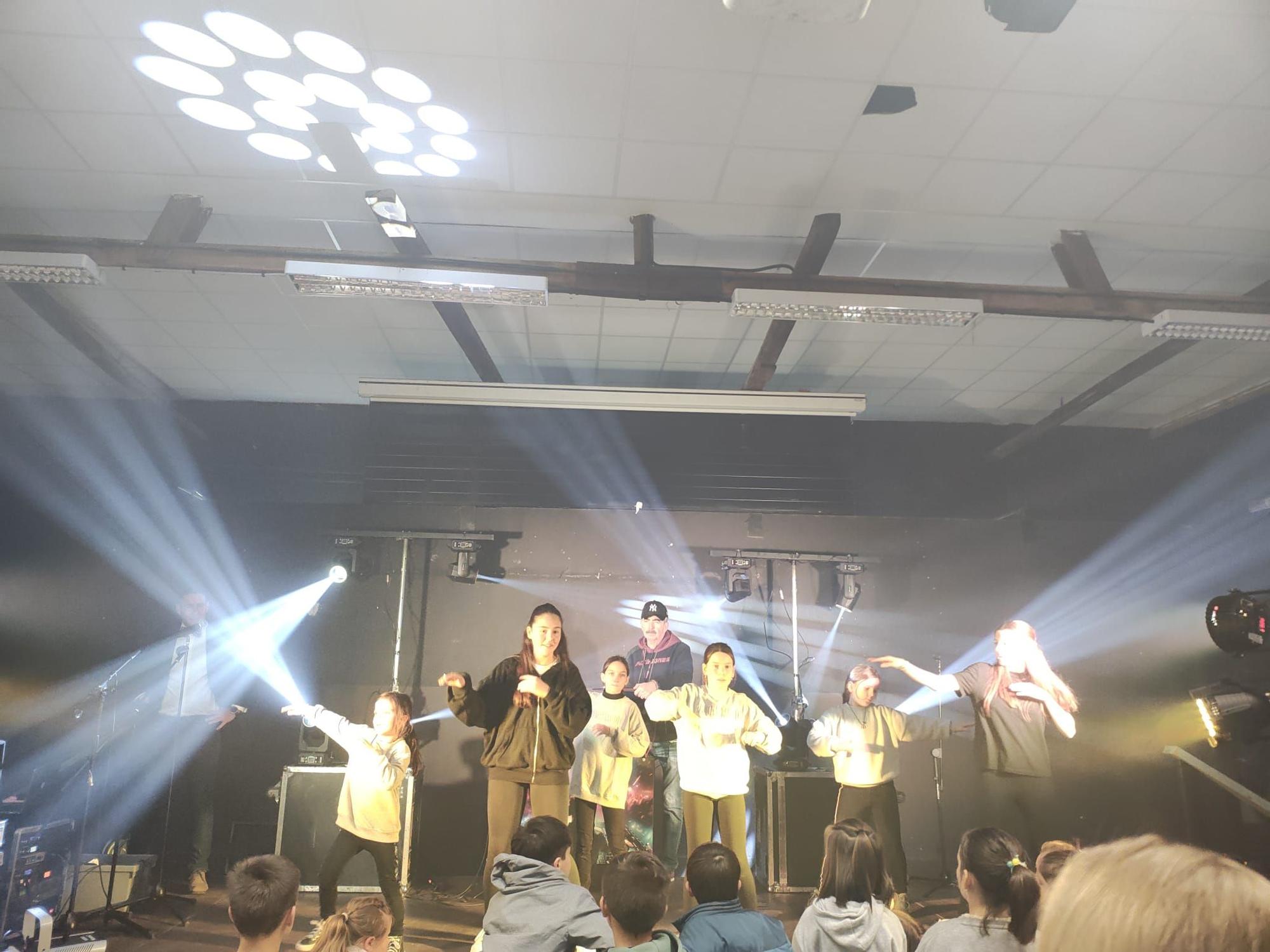En imágenes: Así fue la gala solidaria de Salas a favor de los vecinos de Paiporta