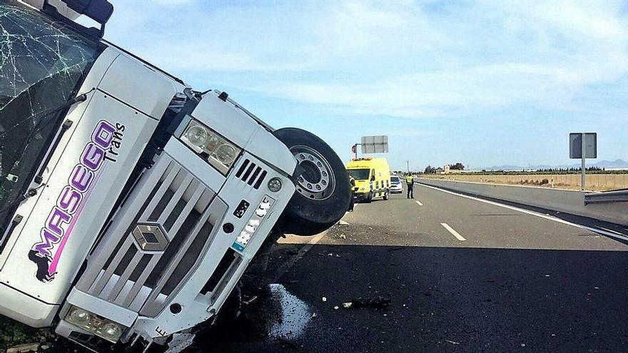 El vuelco de un camión semirremolque obliga a cortar la RM-1 en San Javier