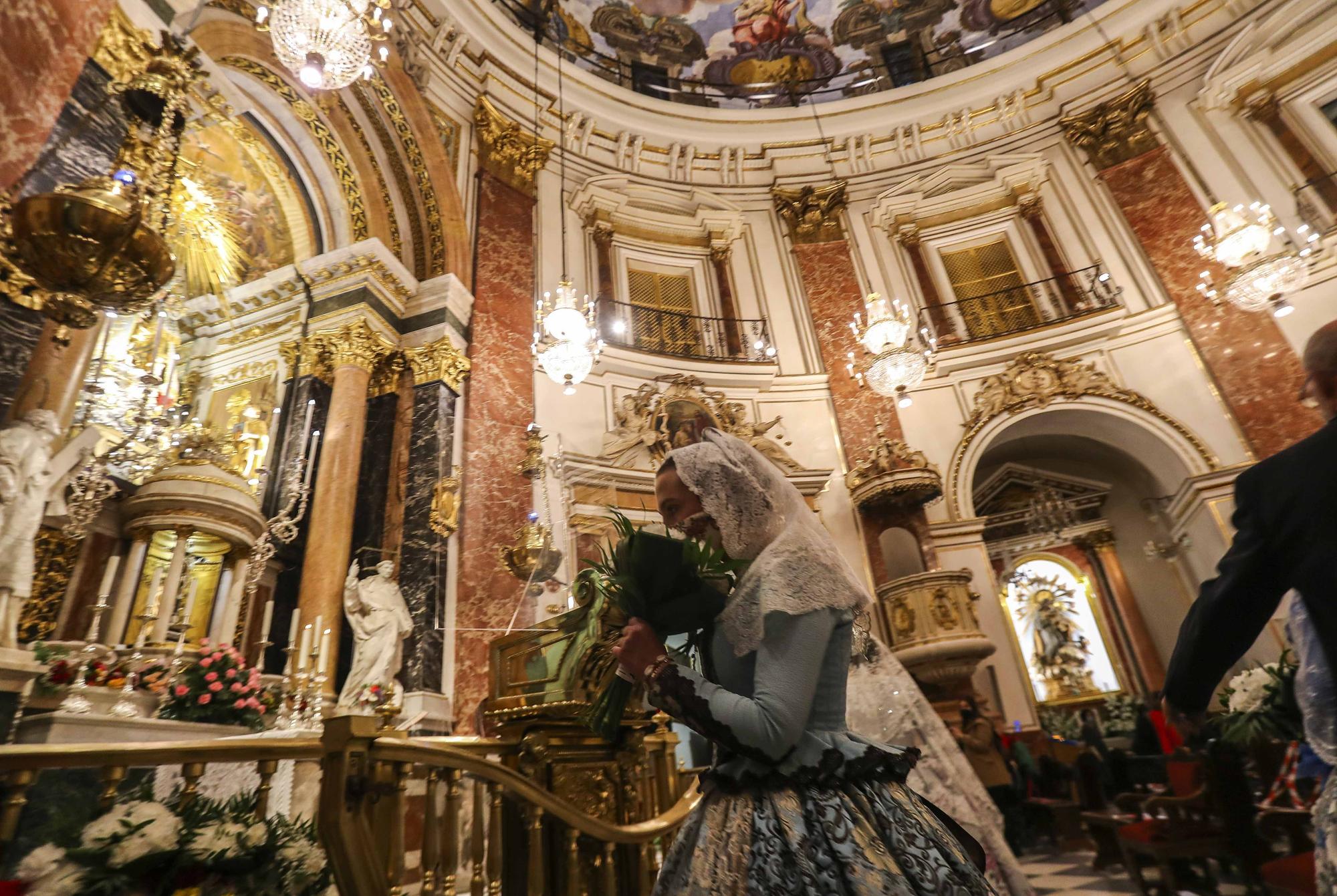 Flores de los falleros a la Virgen en el primer día de la "no ofrenda"