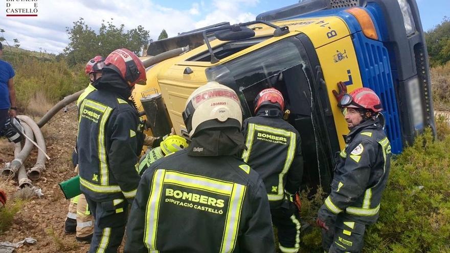 Herido un camionero de 50 años tras volcar en Castellón