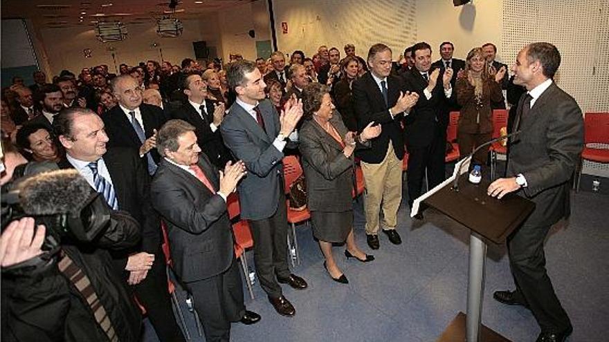 Ripoll, con los brazos cruzados mientras el resto aplaude, el 19 de febrero de 2009, en la junta regional tras la implicación de Camps en Gürtel.