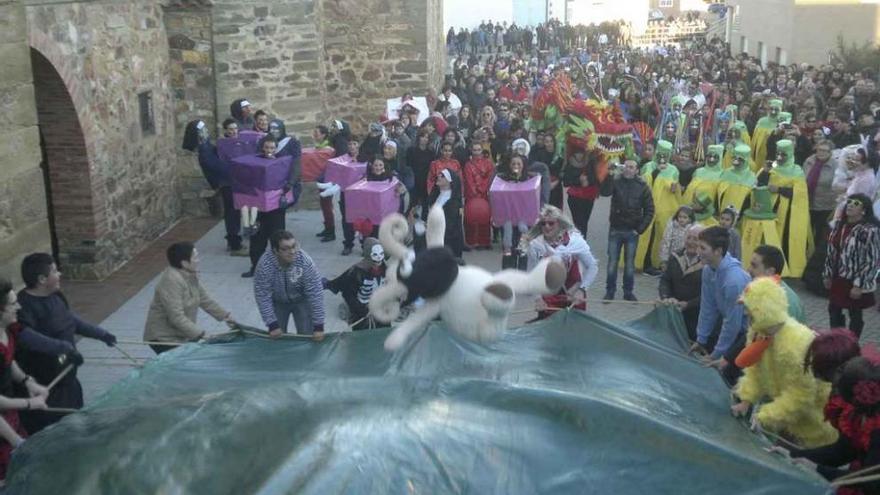 Lanzamiento del señuelo de la cabra desde la torre de la iglesia de Manganeses, en unas pasadas fiestas.