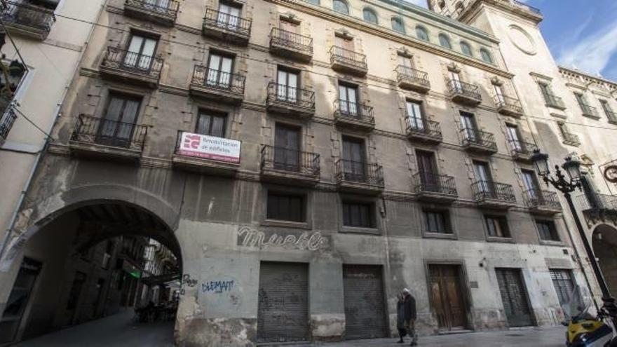Detalles de la fachada del edificio en la calle Altamira de Alicante, junto al Pórtico de Ansaldo, que se transformará en un hotel de lujo.