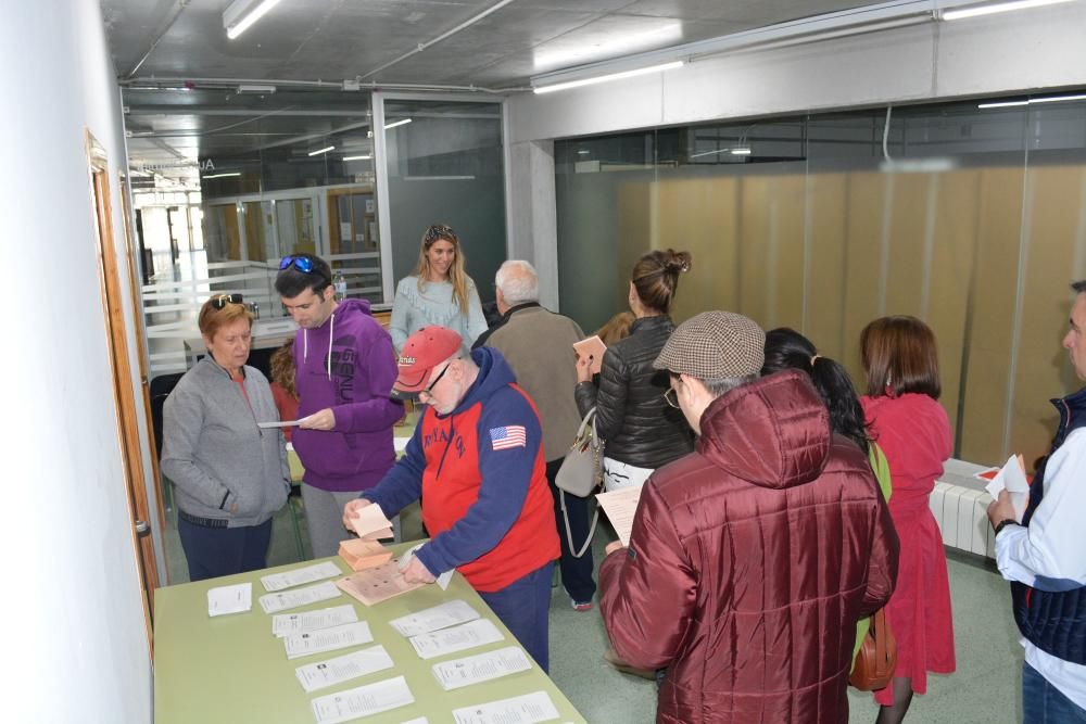 Los murcianos acuden a las urnas para votar en las