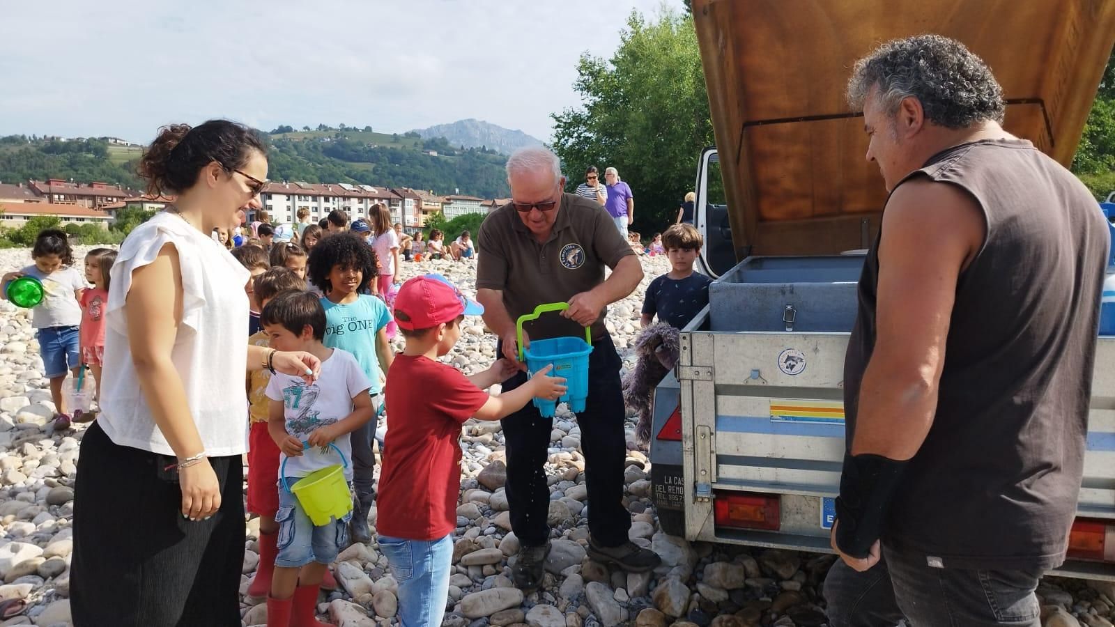 Los escolares de Arriondas repueblan el Sella con 5.000 alevines de trucha