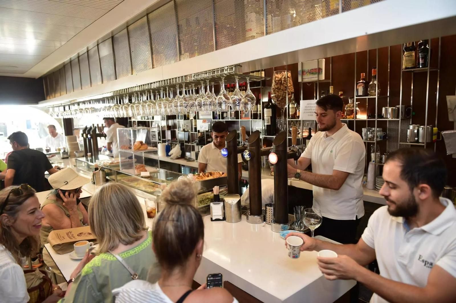 Fotogalería | La familia Valencia alarga la vida al bar Español de Plasencia