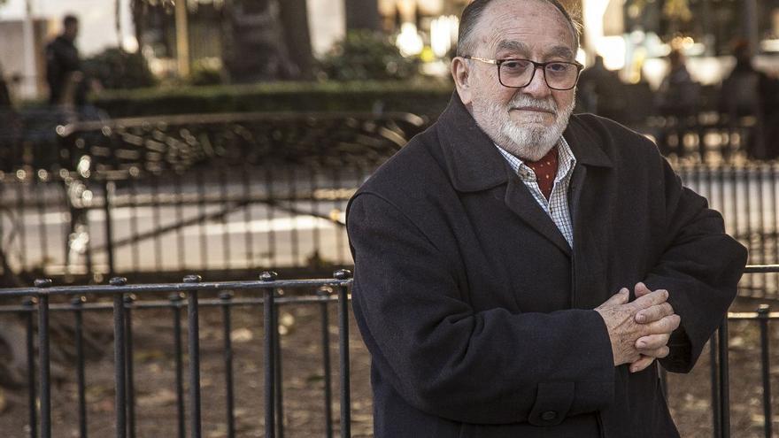 Antonio Luis Galiano Pérez posa en la alicantina plaza de Calvo Sotelo.