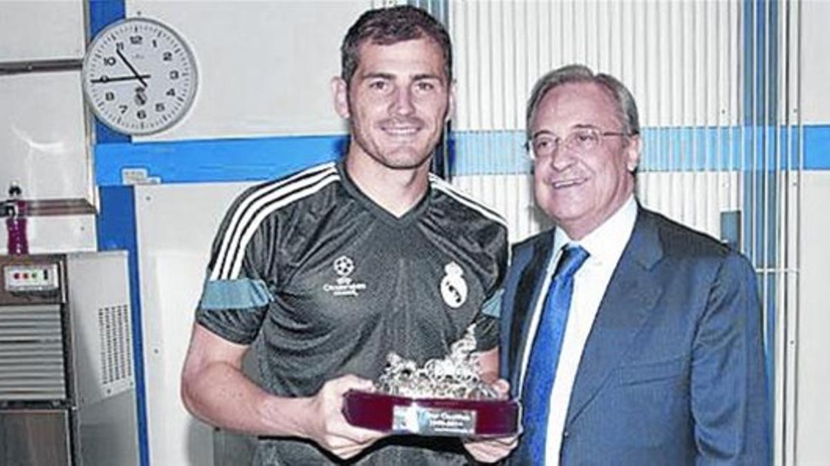 Casillas posa junto a Florentino con la réplica de La Cibeles.