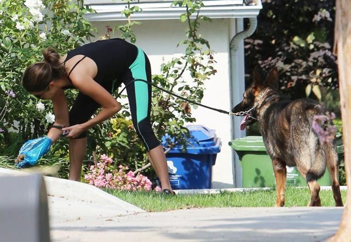 Nicki Reed recoge la caca de su perro
