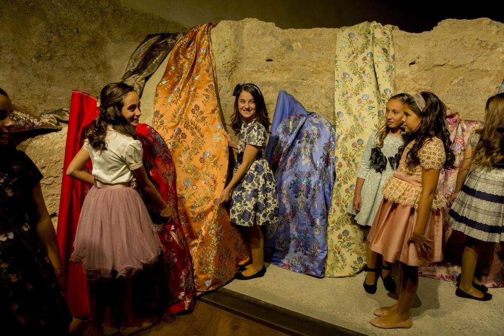 Presentación de las telas de la corte de la fallera mayor infantil