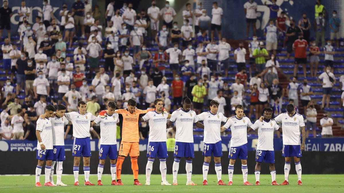 Los once jugadores del Real Zaragoza, durante el minuto de silencio que se guardó el pasado viernes en La Romareda antes del partido frente al Ibiza.