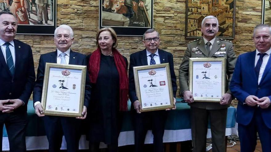 Por la izquierda, José Manuel Balseiro, delegado de la Xunta en Lugo; Víctor Vázquez, Mariví Monteserín, Miguel Pocoví, Vicente Bravo y Justo García, presidente de Gastrónomos del Yumay, ayer, en la entrega de premios.