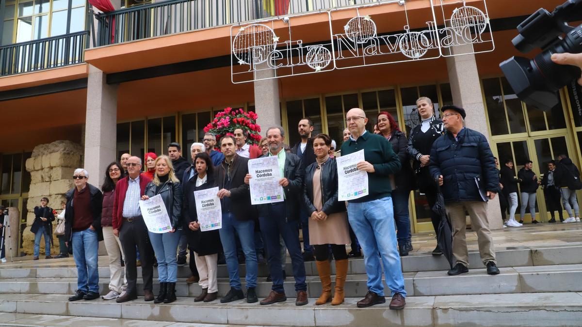 Miembros de la nueva confluencia de izquierdas, Hacemos Córdoba, este lunes ante las puertas del Ayuntamiento de Córdoba.