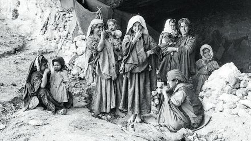 El monjo fotògraf s’apropava sempre amb empatia als grups de dones i nens als quals volia retratar, com aquestes beduïnes que passen l’estona a l’entrada de la cova on vivien, l’any 1926.