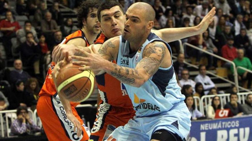 Burjanadze pugna por el balón durante el encuentro de ayer en Lugo.