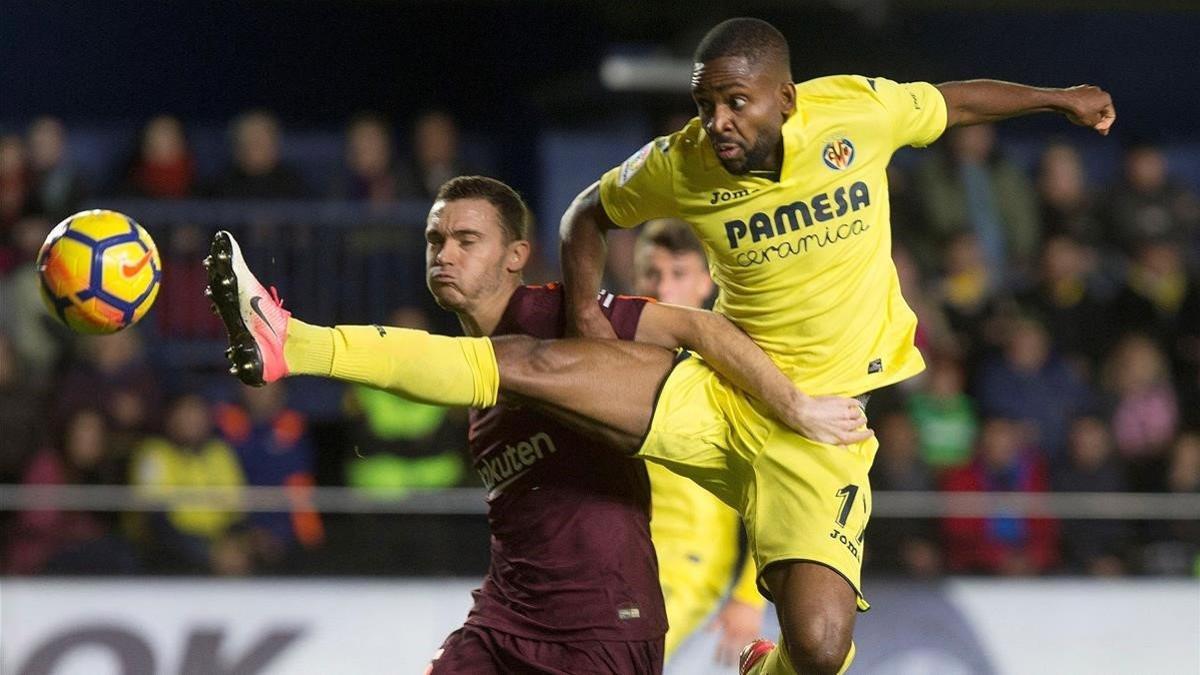 Bakambu pelea con Vermaelen en un Villarreal-Barça.