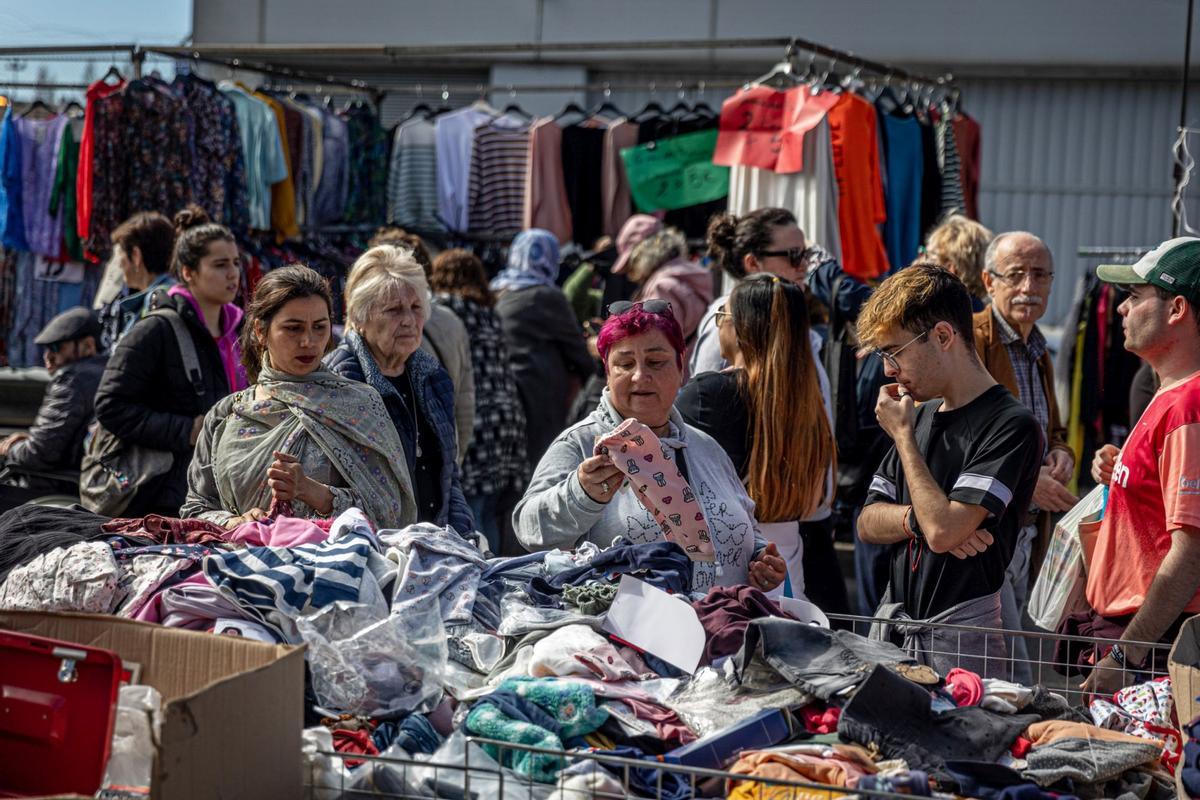 El histórico mercado ambulante inicia un exilio temporal: las obras de reforma del barrio exigen dejar libres las calles del Acer, de la Metal·lúrgia y del Crom, donde los puestos comerciales llevaban más de 50 años asentados. La nueva ubicación es desde el cruce de la calle de los Ferrocarrils Catalans con calle Foc hasta el cruce de la calle de la Mare de Déu de Port con el de calle Motors.