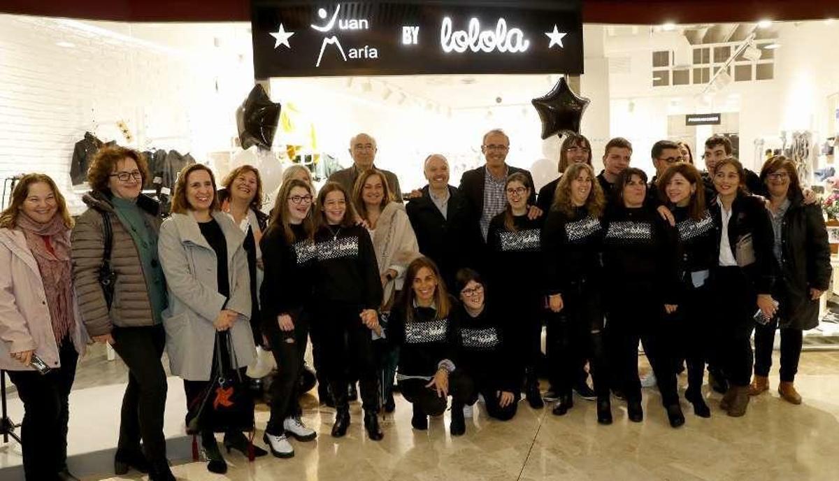 Trabajadores y autoridades en la inauguración (arriba). Clientes en el interior (abajo). // J. Lores