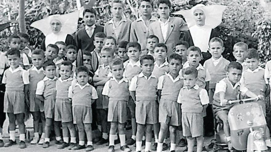 Foto de familia en el internado de San Antonio, en la capital grancanaria. | LP / DLP