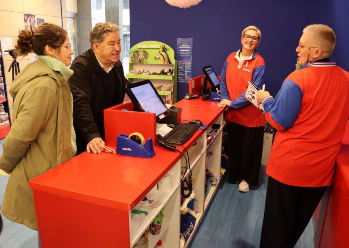 Un empleado arregla juguetes electrónicos.  | // RAFA VÁZQUEZ