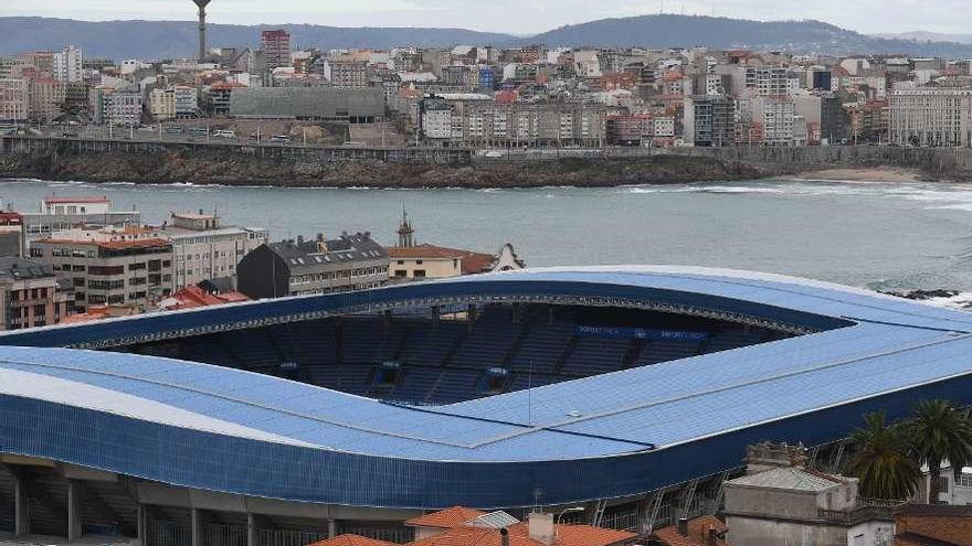 Vista aérea del estadio de Riazor con la ensenada del Orzán al fondo. Víctor Echave