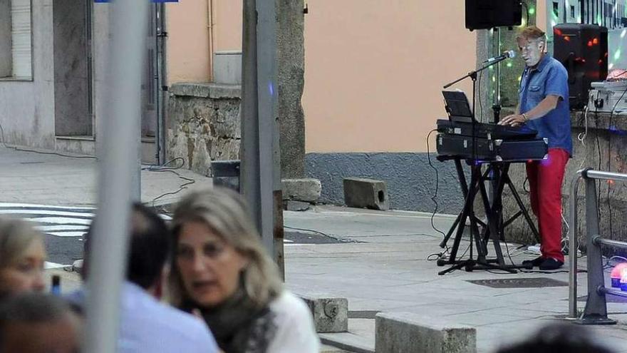 Juan París con su piano en la Calle Rosalía de Castro. // Bernabé/Javier Lalín