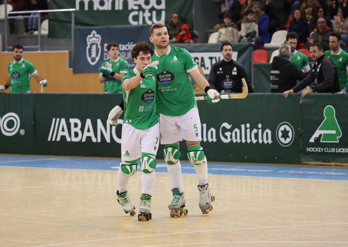 Jacobo Copa y César Carballeira celebran el tercer tanto del Liceo contra el Sant Just.