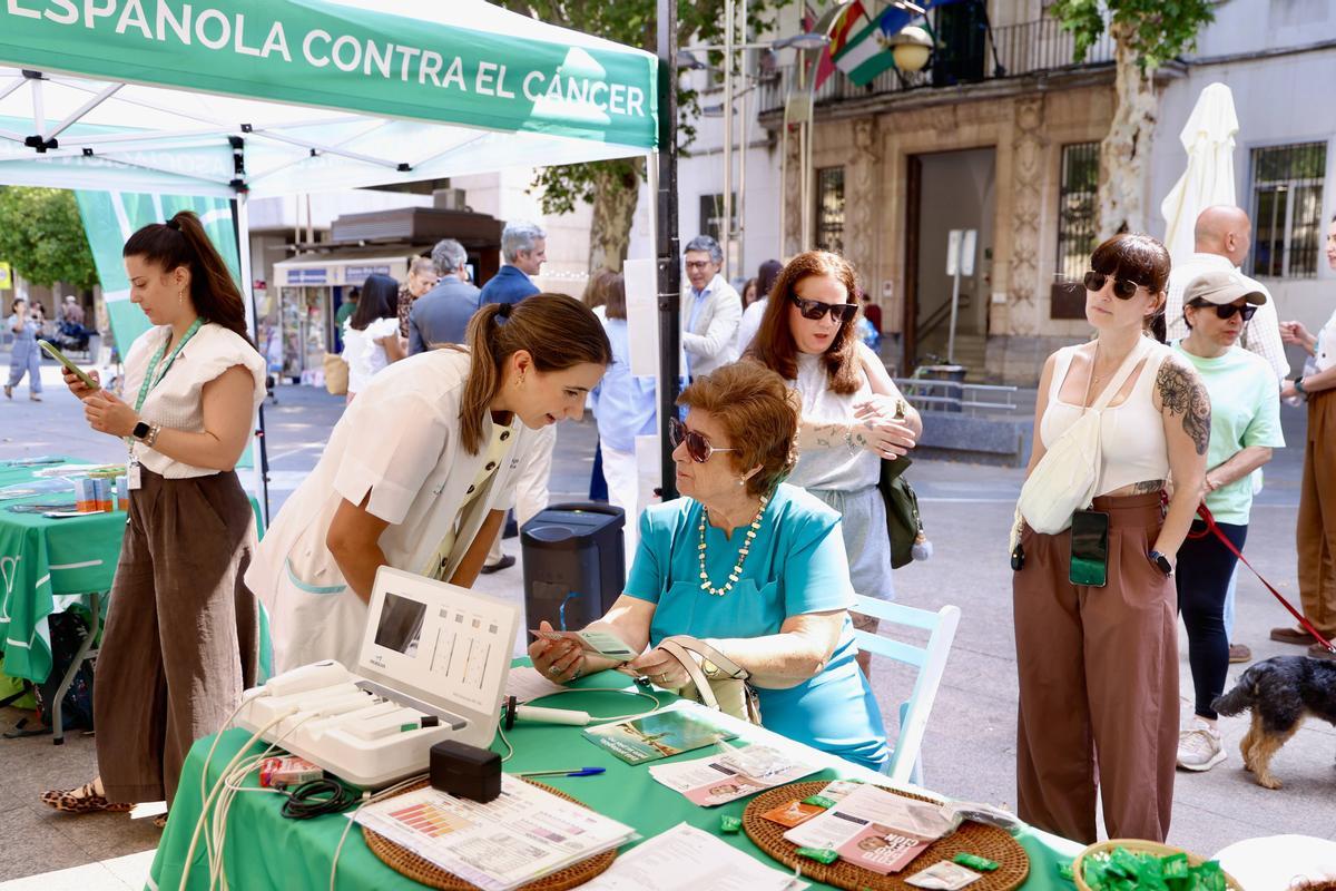 Jornada "Al Sol con Crema", dedicada a concienciar a la ciudadanía sobre la importancia de proteger la piel de los efectos del sol. Bulevar del Gran Capitán, y contará con la participación de la presidenta de la asociación, María Auxilidora Cabanás Espeio, así como del presidente del Colegio Oficial de Farmacéuticos de Córdoba, Rafael Casaño, y especialistas en dermatología como el doctor Pedro Jesús Gómez Arias.