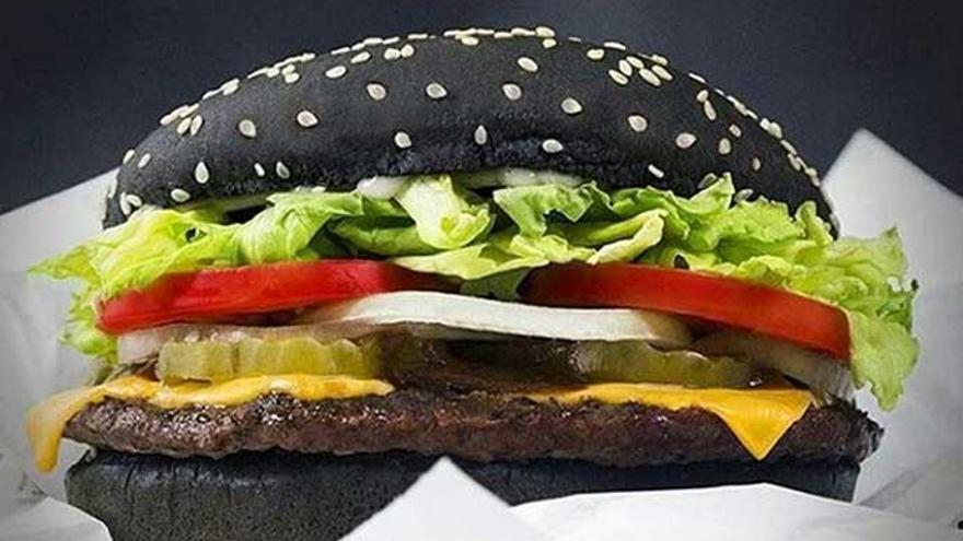 Pan de hamburguesa teñido de negro.