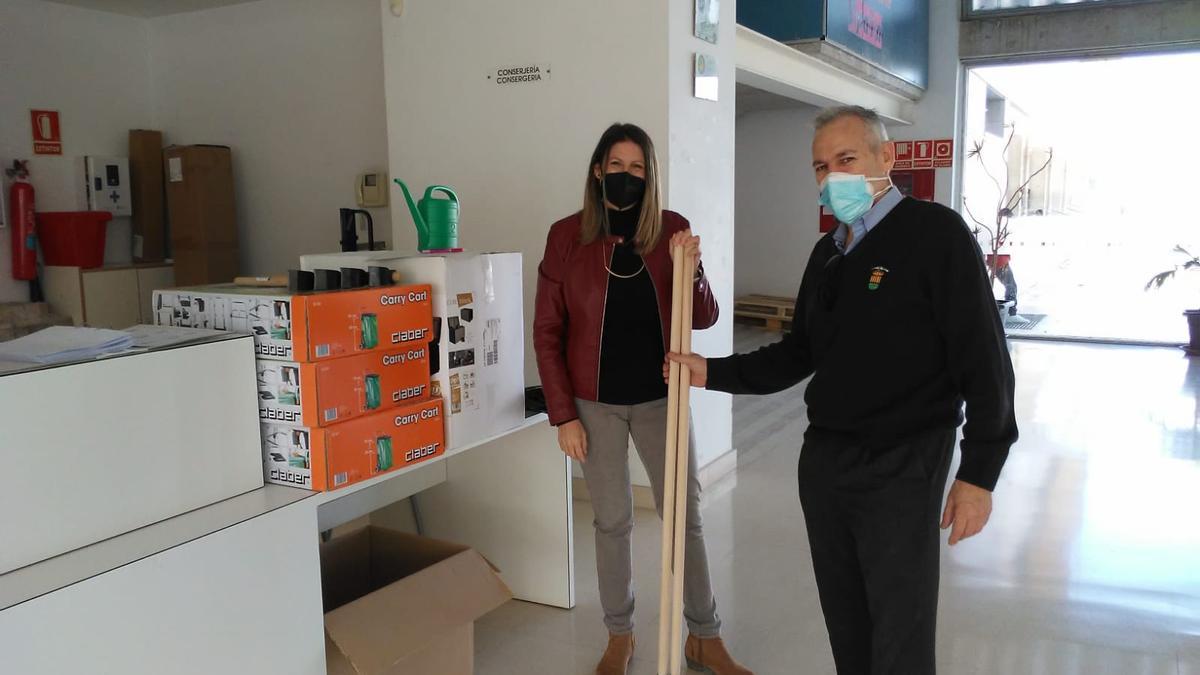 Entrega de aperos en el Colegio La Almazara.