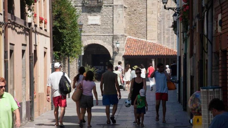 Turistas en las calles de Luanco durante una jornada de verano.